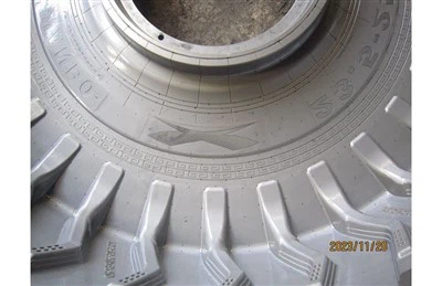 Форма для шин дорожнього грейдера